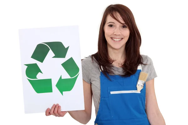 Una trabajadora manual sosteniendo un cartel de reciclaje . —  Fotos de Stock