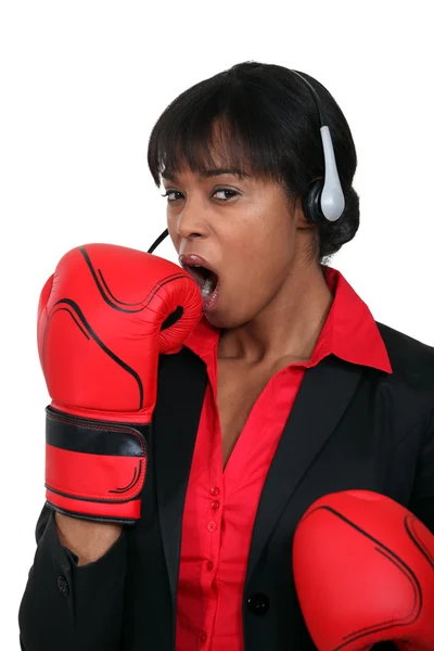 Una donna d'affari nera che sbadiglia con i guanti da boxe . — Foto Stock