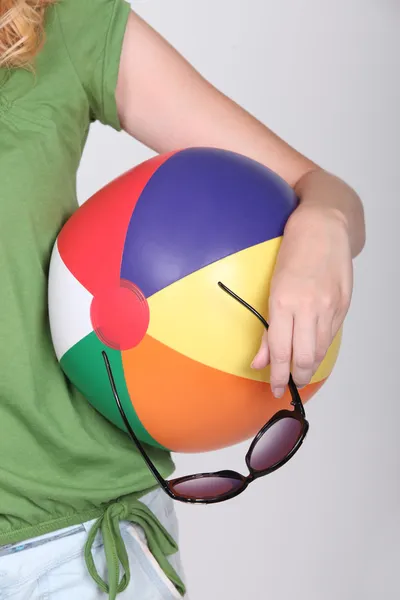 Faceless blonde holding a beach ball — Stock Photo, Image