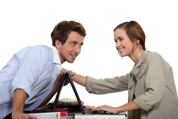 Νεαρό ζευγάρι ανταγωνίζονται με φορητούς υπολογιστές — Φωτογραφία Αρχείου