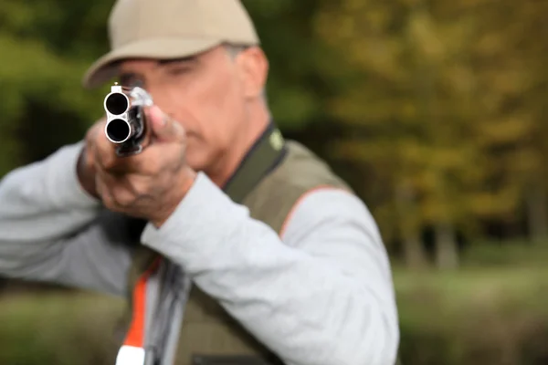 Ein Jäger zielt mit seinem Gewehr — Stockfoto