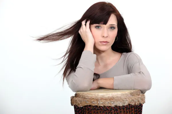 Donna con un tamburo djembe — Foto Stock