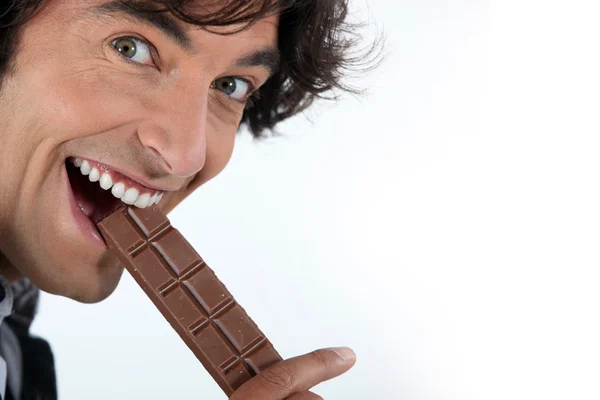 Izgatott ember eszik csokit — Stock Fotó