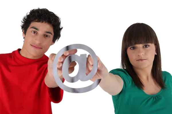 Adolescentes con símbolo de correo electrónico — Foto de Stock