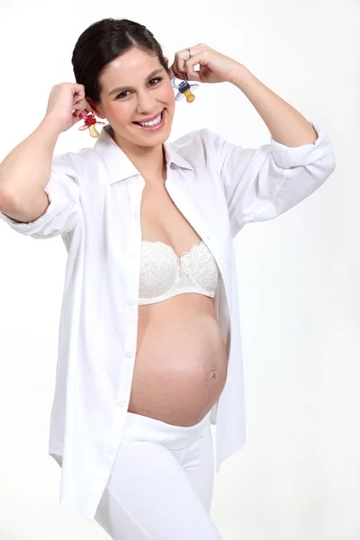 Mulher grávida segurando manequim — Fotografia de Stock