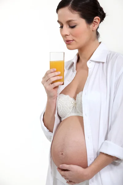 Gravid kvinna som dricker fruktjuice — Stockfoto