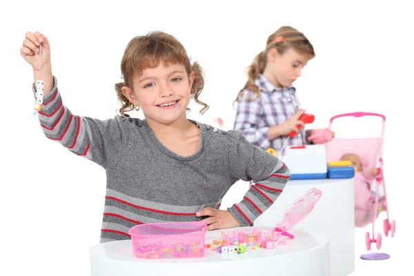 Meninas brincando com seus brinquedos — Fotografia de Stock