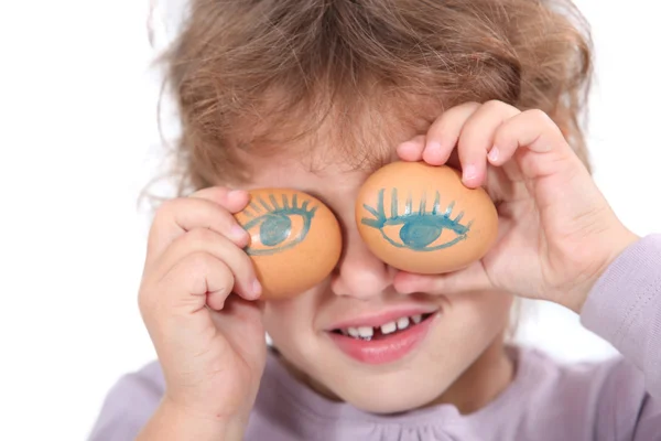 Flicka med dekorerade ägg — Stockfoto