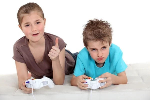 Kinder spielen Videospiele — Stockfoto