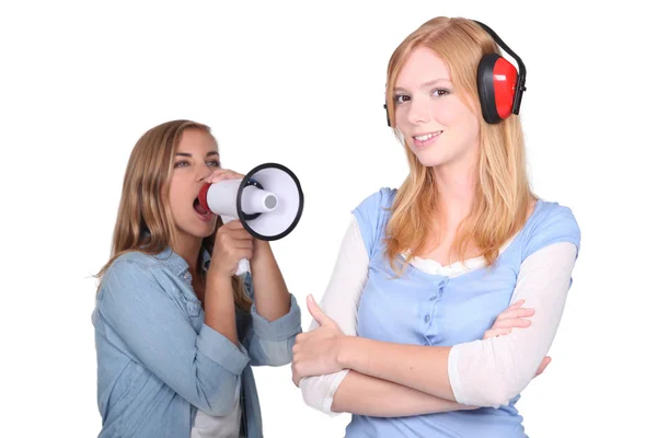 Mädchen brüllt Arbeitskollegin aus Lautsprecher an — Stockfoto