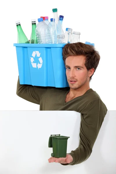 Muž s prázdnou lahví a kontejnery — Stock fotografie