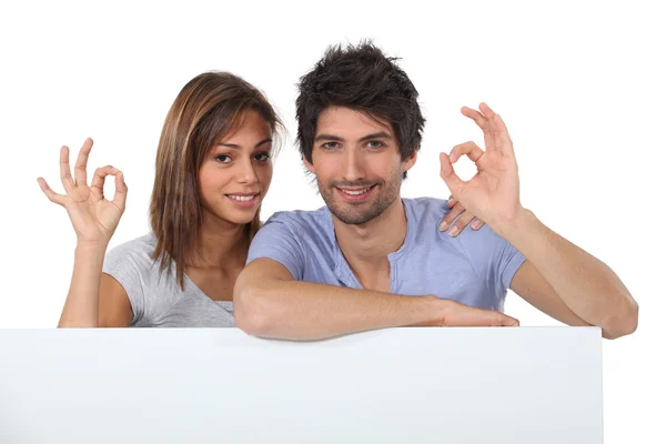 Couple giving the OK gesture — Stock Photo, Image