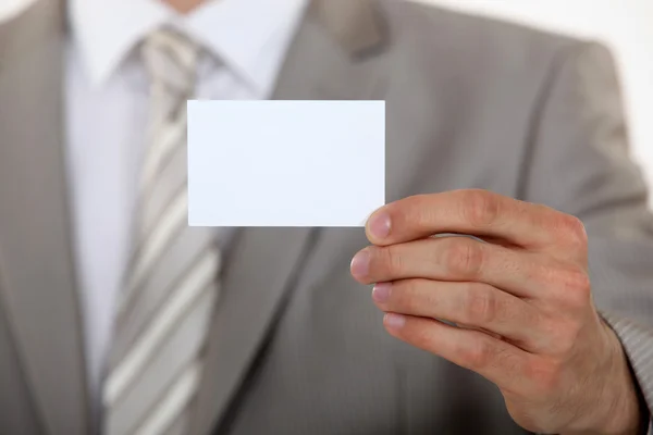 Hombre sosteniendo una tarjeta de visita en blanco Imagen de stock