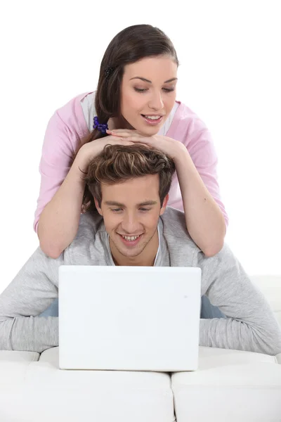 Tillgiven par använder laptop tillsammans — Stockfoto