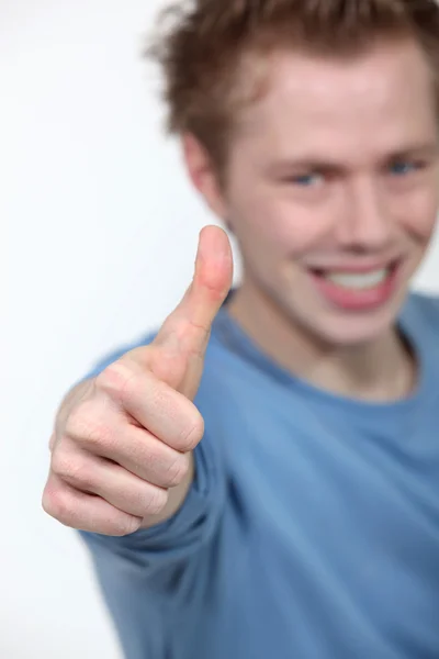 Ein Teenager gibt den Daumen nach oben. — Stockfoto