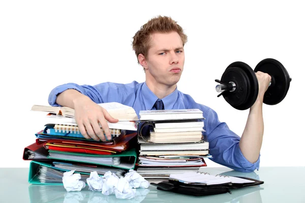 Empresário cuidando dos documentos e fazendo exercícios — Fotografia de Stock