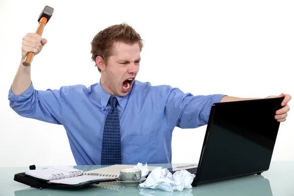 Executive about to smash his laptop with a hammer. — Stock Photo, Image