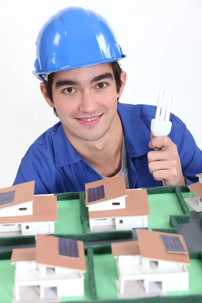 Um eletricista acendendo uma miniatura . — Fotografia de Stock