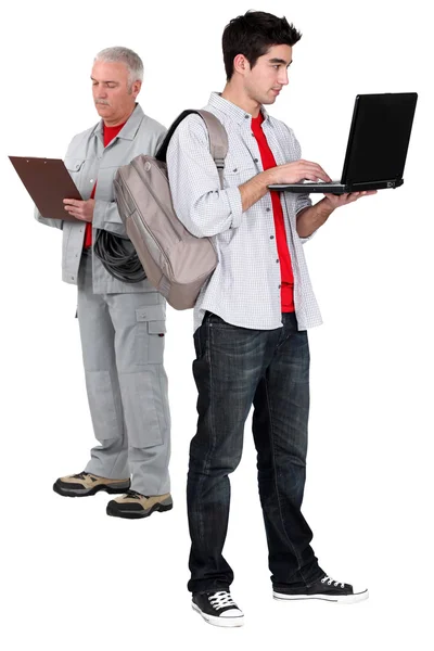 Elektricien met een Klembord en jonge man met een laptop — Stockfoto