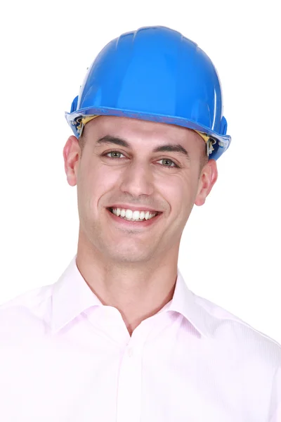Glimlachende man dragen van een veiligheidshelm — Stockfoto