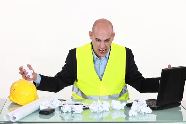 Gefrustreerd engineer bij een bureau — Stockfoto