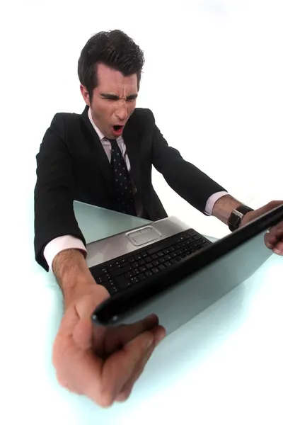 Un hombre de negocios enojado con su portátil . —  Fotos de Stock