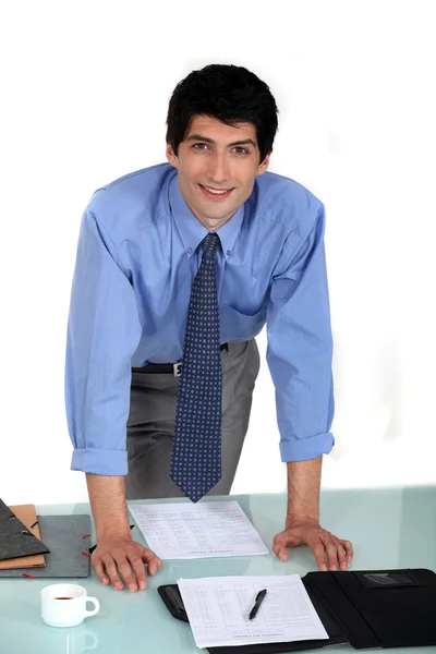 Trabalhador ficou ao lado da mesa — Fotografia de Stock