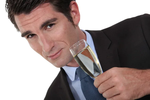 Ein Geschäftsmann trinkt Champagner. — Stockfoto