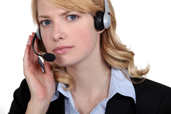 Seriöser blonder Callcenter-Mitarbeiter — Stockfoto