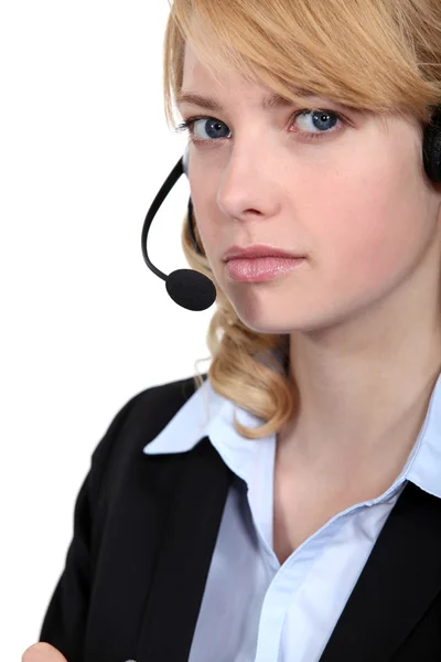 Bittere vrouw dragen een headset — Stockfoto