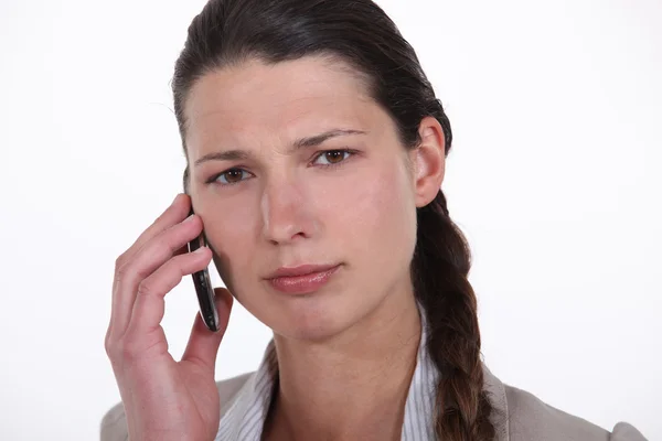 Donna confusa utilizzando il telefono cellulare — Foto Stock