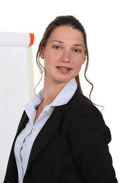 Joven empresaria posando cerca de tablero de papel — Foto de Stock