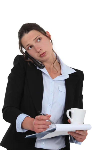 Affärskvinna prata i telefon och anteckna — Stockfoto