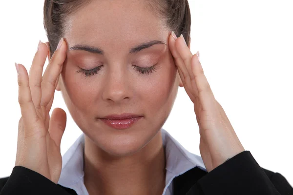 Expressieve vrouw met vingertoppen op tempels — Stockfoto