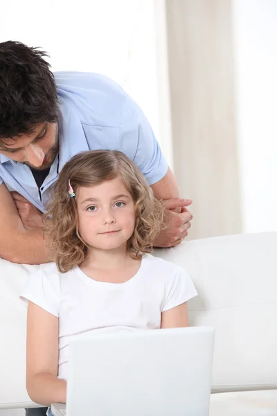 父亲和女儿用一台笔记本电脑 — 图库照片