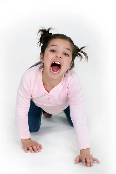 Niña a cuatro patas está gritando —  Fotos de Stock