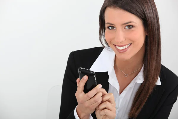 Smart jeune femme d'affaires utilisant un smartphone — Photo