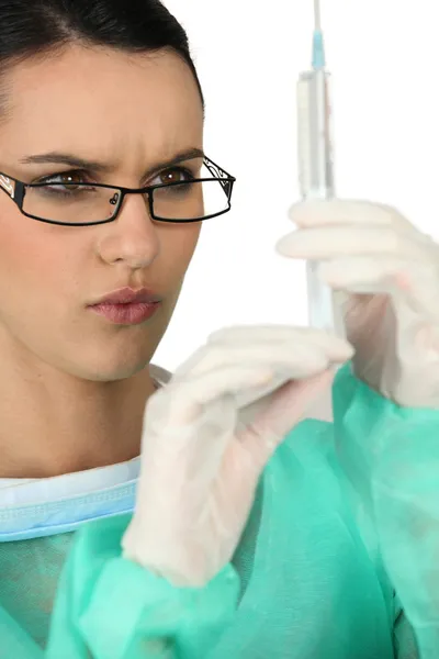 Ein Arzt bereitet eine Nadel vor — Stockfoto