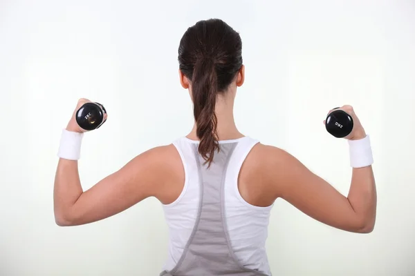 Woman lifting weights — Stock Photo, Image