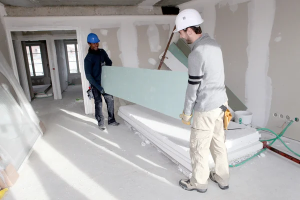 Construction workers moving plates — Stock Photo, Image