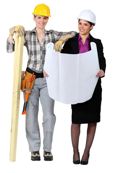 Women in male preserve: architect and carpenter — Stock Photo, Image