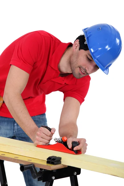 Trabajador de la construcción cepillado madera — Foto de Stock