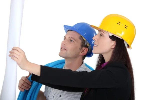 Architect showing plans to colleague — Stock Photo, Image