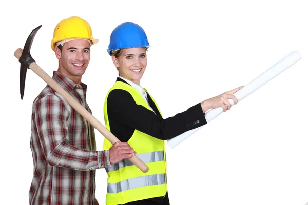 Geschäftsfrau und Handwerker auf der Baustelle — Stockfoto