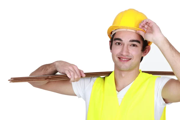 Trabajador de la construcción que lleva madera contrachapada — Foto de Stock
