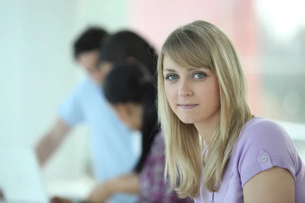 Estudante loira em sala de aula — Fotografia de Stock