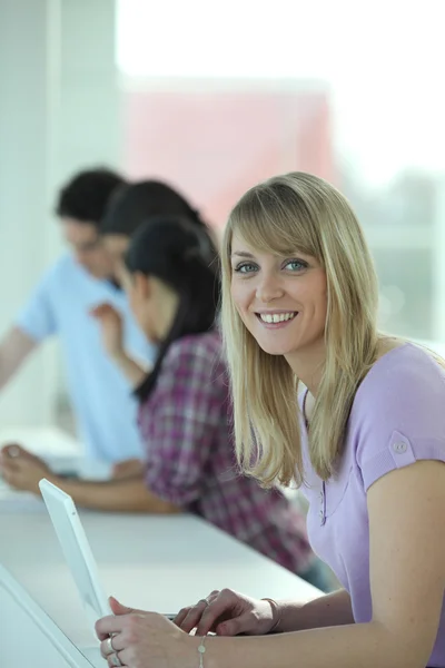 Frau arbeitet an ihrem Laptop — Stockfoto