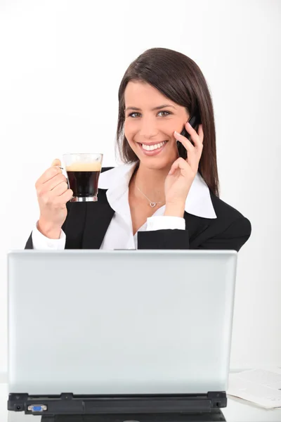 Empresaria con café y teléfono móvil — Foto de Stock