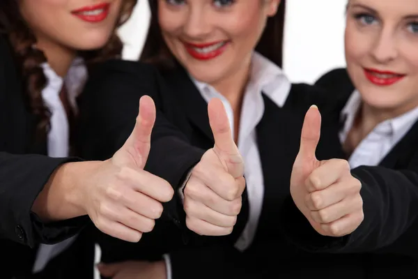 Tres compañeros de trabajo dando el pulgar arriba . — Foto de Stock