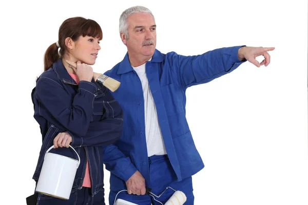 Schilder vertelt zijn assistent welk gebied om te schilderen — Stockfoto